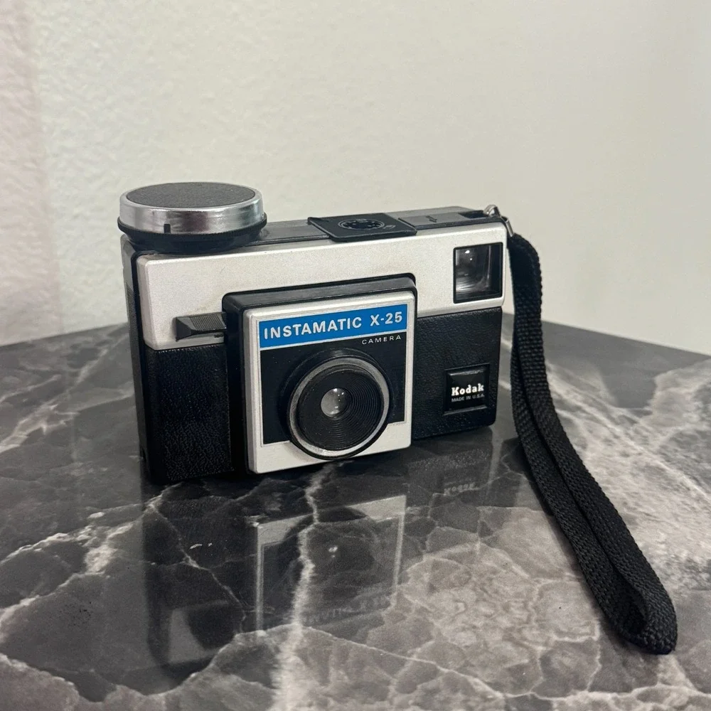 Vintage Kodak Instamatic X-25 126 Film Camera 43mm Lens Shutter Works UNTESTED